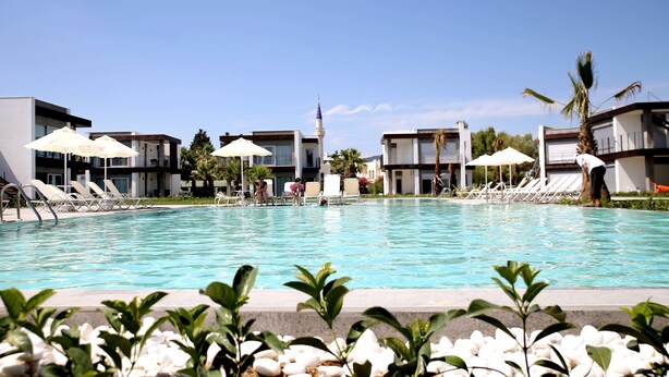 Outdoor pool, pool umbrellas, pool loungers - Important Group Ortakent Residence (Bodrum)