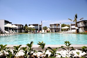 Utomhuspool, parasoller och solstolar