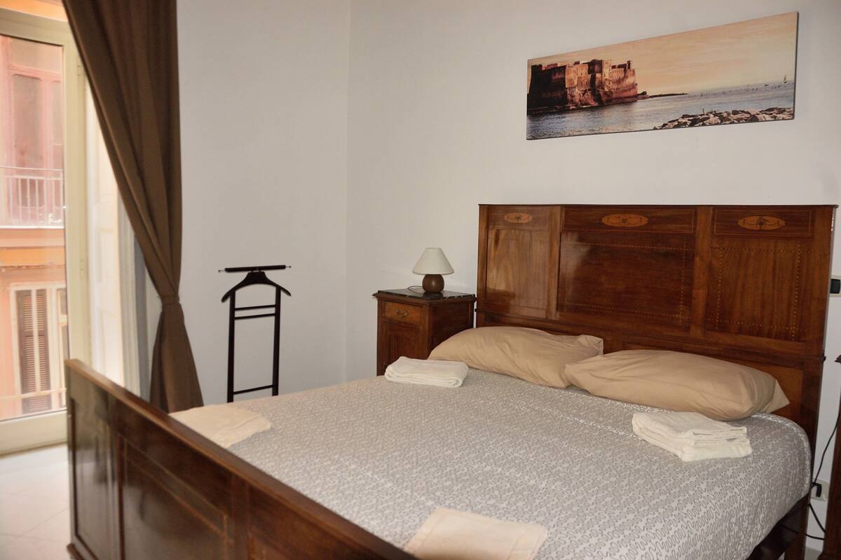 Premium bedding, down duvets, desk, blackout curtains