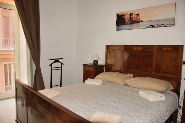 Premium bedding, down duvets, desk, blackout curtains