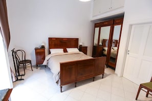 Premium bedding, down duvets, desk, blackout curtains