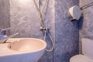 Single Room | Bathroom | Shower, free toiletries, towels - K Hotel 14 (Singapore)