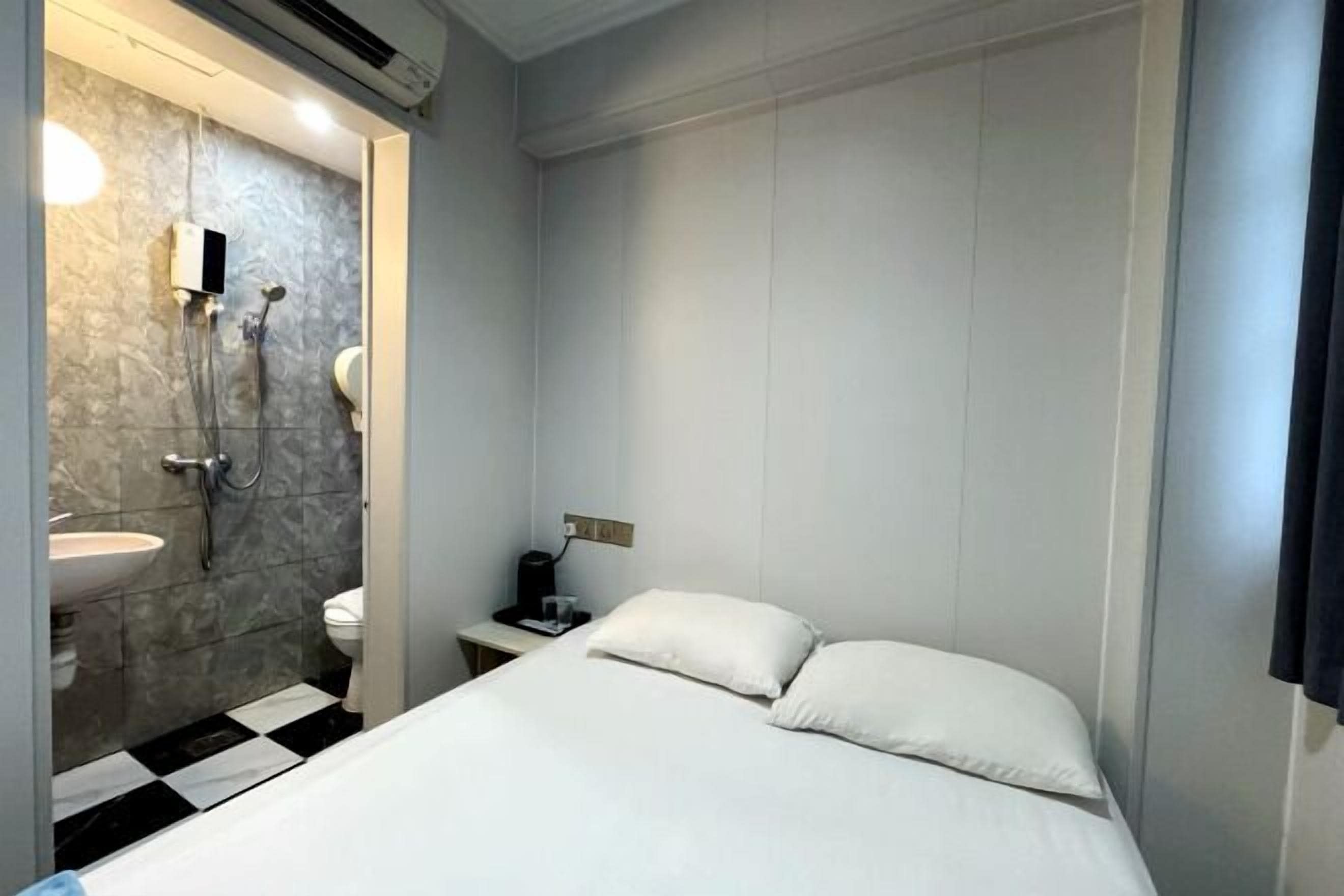 デスク、防音設備、アイロン / アイロン台、WiFi (無料)