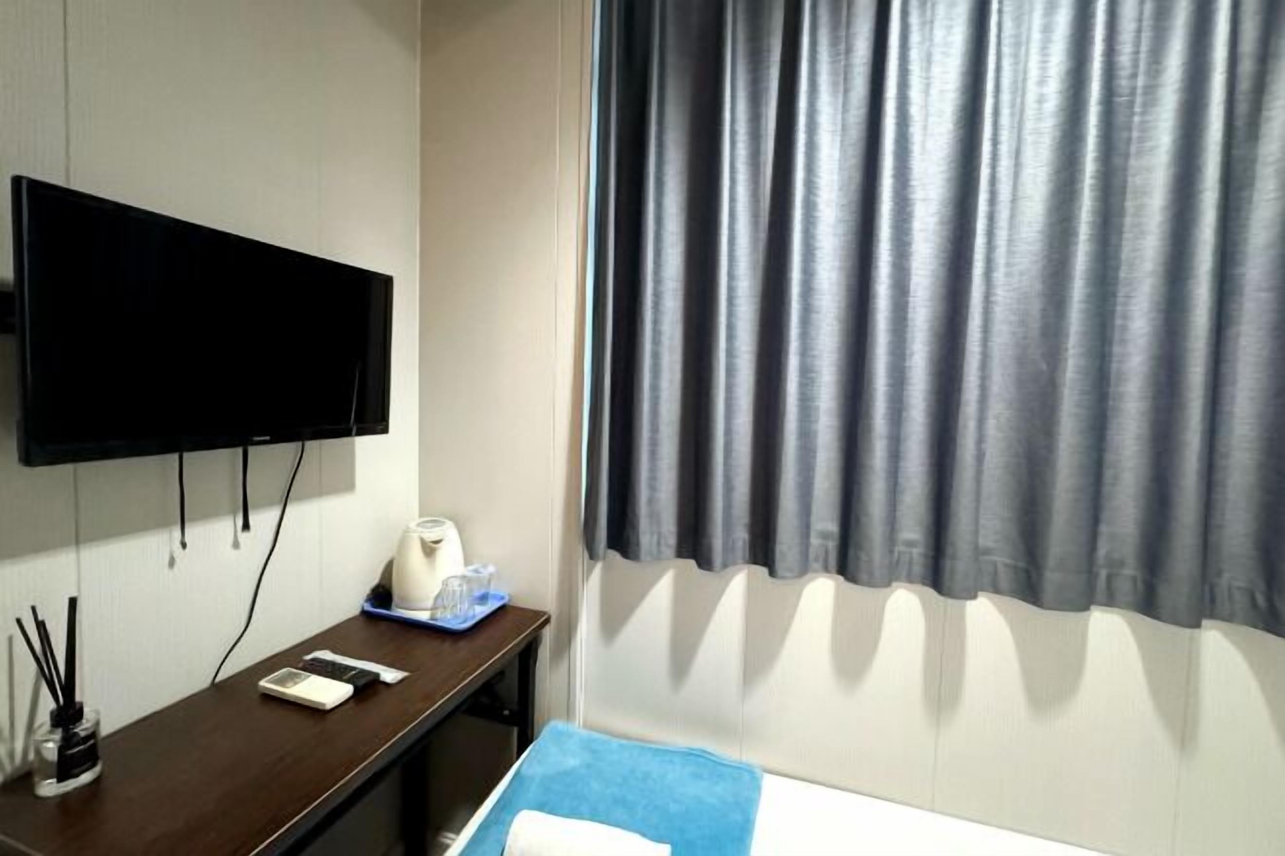 デスク、防音設備、アイロン / アイロン台、WiFi (無料)