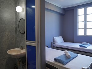 Habitación con 2 camas individuales | Escritorio, insonorización, tabla de planchar con plancha y wifi gratis 