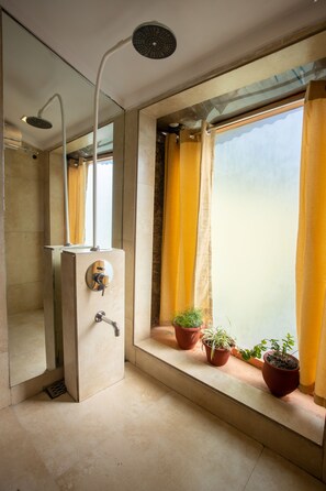 Comfort Room | Bilik Mandi | Pancuran mandi, pengering rambut, selipar, tuala disediakan 