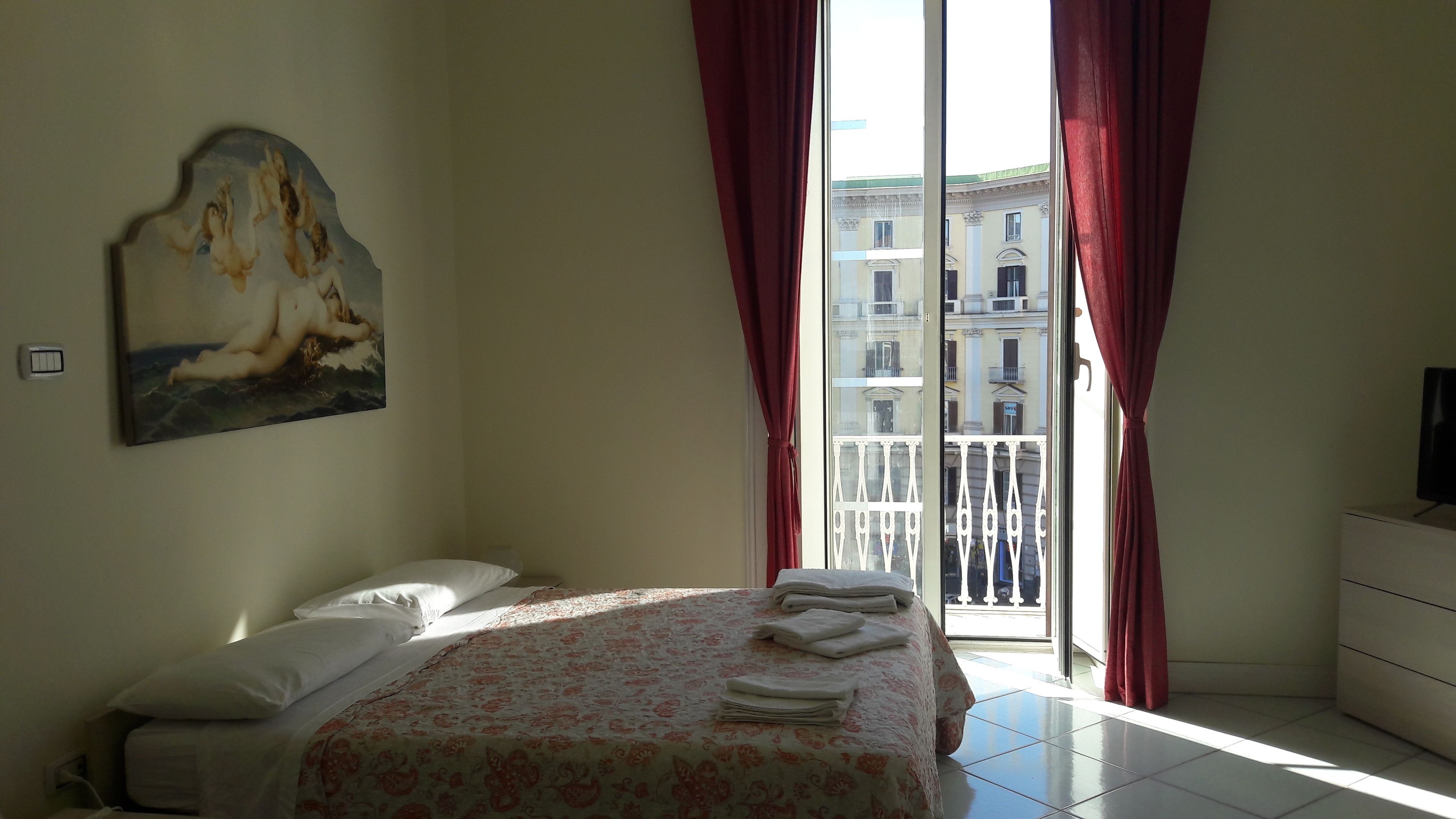 Quarto quádruplo, banheiro compartilhado | Roupas de cama premium, cofres nos quartos, individualmente decorados