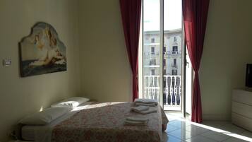 Quarto quádruplo, banheiro compartilhado | Roupas de cama premium, cofres nos quartos, individualmente decorados