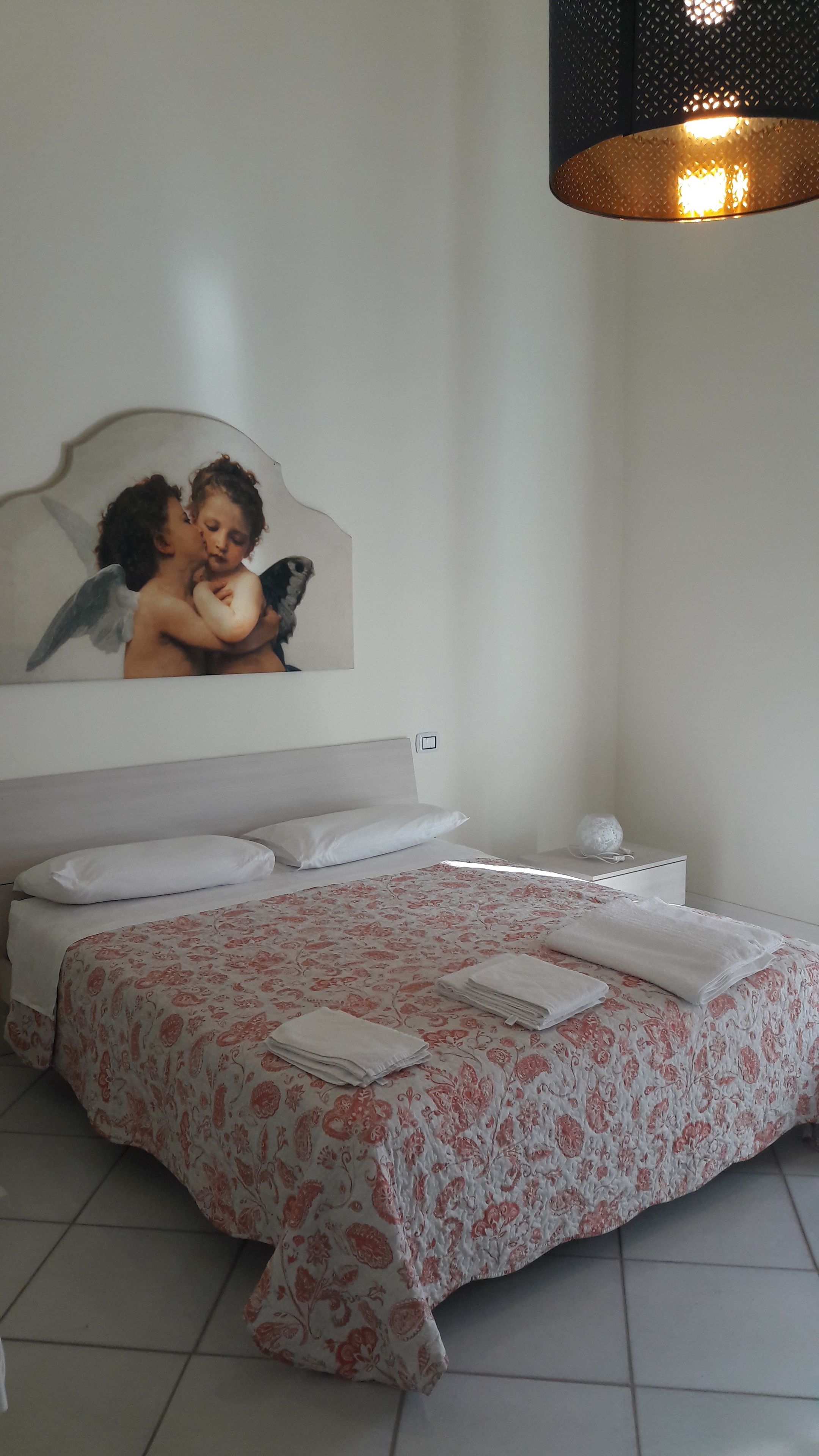 Roupas de cama premium, cofres nos quartos, individualmente decorados