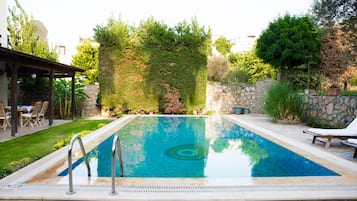 Outdoor pool, pool umbrellas, sun loungers