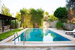 Outdoor pool, pool umbrellas, sun loungers - Important Group Villa Alaca (Bodrum)