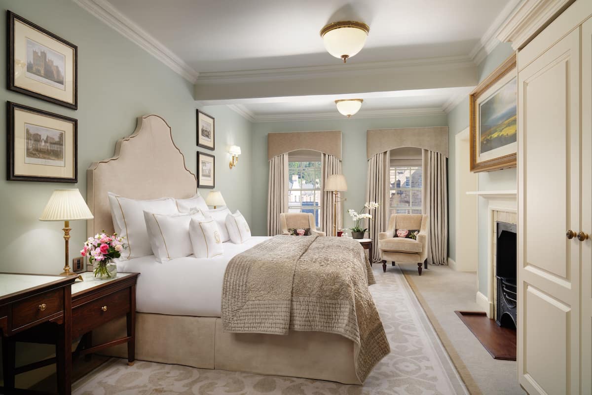 deluxe double or twin room | 1 bedroom, minibar, in-room safe, desk