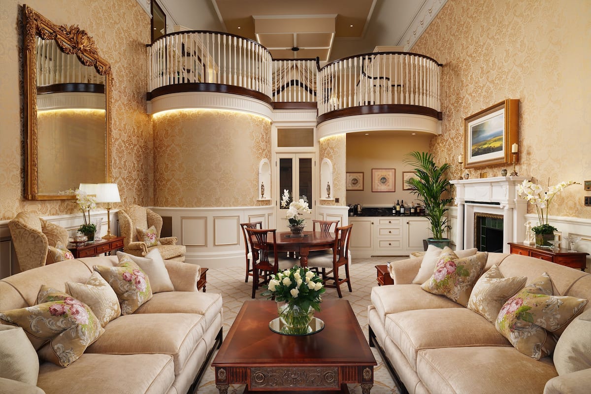 Suite Royal | Area soggiorno | TV a schermo piatto