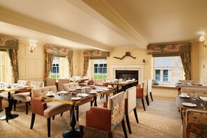 Daily cooked-to-order breakfast (GBP 32.50 per person)