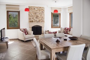 Villa | Wohnbereich | LCD-Fernseher, Kamin