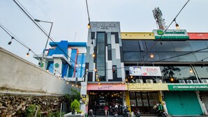 Een hotel genaamd 'my studio' met een modern design, herkenbaar aan een opvallend bord en een duidelijke ingang.