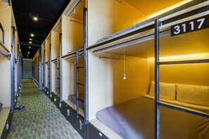 Escritorio, wifi gratis y ropa de cama