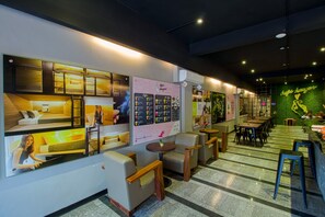 Een modern restaurantinterieur met zitmogelijkheden, een menubord en een neonreclame.