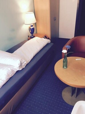 Desk, blackout curtains, rollaway beds, free WiFi - Hotel Landskrone (Bad Homburg v.d. Hoehe)