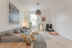 TV - Newly Refurbished 2 Bedroom Property in Peckham (London)