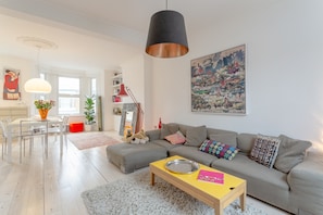 TV - Newly Refurbished 2 Bedroom Property in Peckham (London)