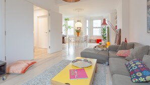 TV - Newly Refurbished 2 Bedroom Property in Peckham (London)