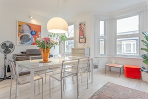 In-room dining - Newly Refurbished 2 Bedroom Property in Peckham (London)