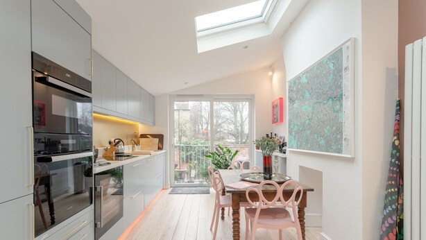 Coffee/tea maker, full-sized fridge, oven, stovetop - Newly Refurbished 2 Bedroom Property in Peckham (London)