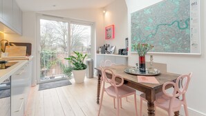 Coffee/tea maker, full-sized fridge, oven, stovetop - Newly Refurbished 2 Bedroom Property in Peckham (London)