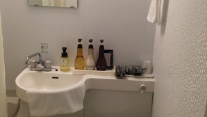 Une petite salle de bain comprenant un lavabo, des toilettes et un miroir.
