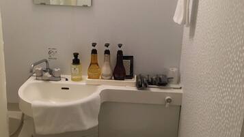 Combined shower/bathtub, deep-soaking bathtub, free toiletries