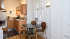 Apartamento (1 Bedroom) | Cozinha privada | Geladeira, micro-ondas, fogão, cooktop