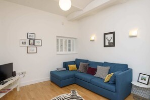 Apartment (1 Bedroom) | Living room | TV - River-side 1 Bedroom Apartment in Bristol (Bristol)