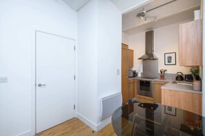 Apartment (1 Bedroom) | Private kitchen | Fridge, microwave, oven, stovetop - River-side 1 Bedroom Apartment in Bristol (Bristol)