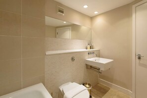 Departamento (1 Bedroom) | Baño | Tina y regadera independientes y amenidades de baño gratuitas