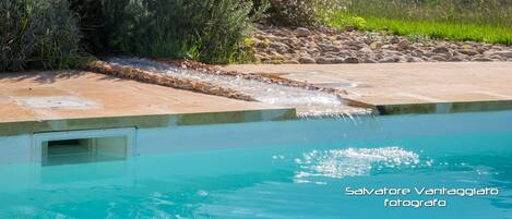 Piscine extérieure, chaises longues