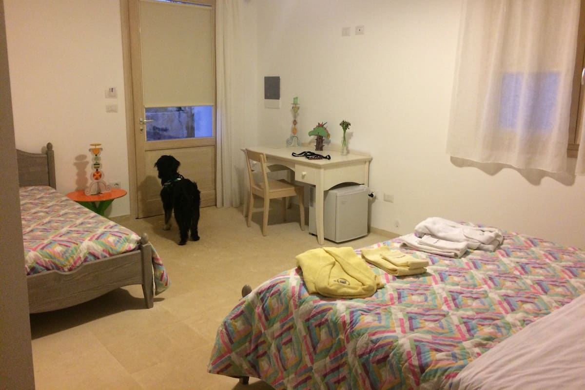 Bureau, chambres insonorisées, lits bébé (gratuits), Wi-Fi gratuit