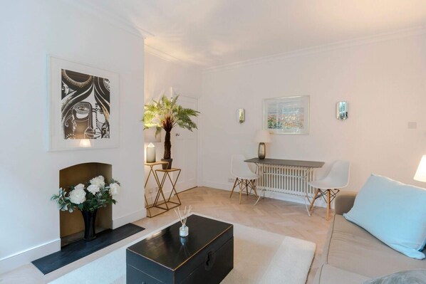 Apartment (1 Bedroom) | Living room