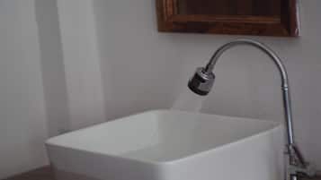 Shower, free toiletries, towels