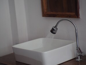 Ducha, artículos de tocador gratuitos, toallas