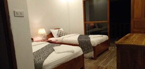 Superior Twin Room with Fan | Desk, free WiFi