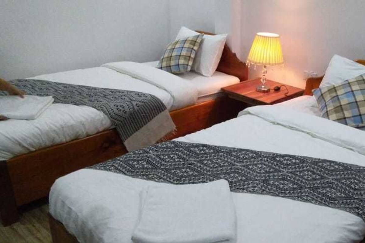 Superior Twin Room with Fan | Escritorio y wifi gratis 