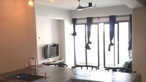 シティ アパートメント 3 ベッドルーム 喫煙可 | リビング エリア | 液晶テレビ
