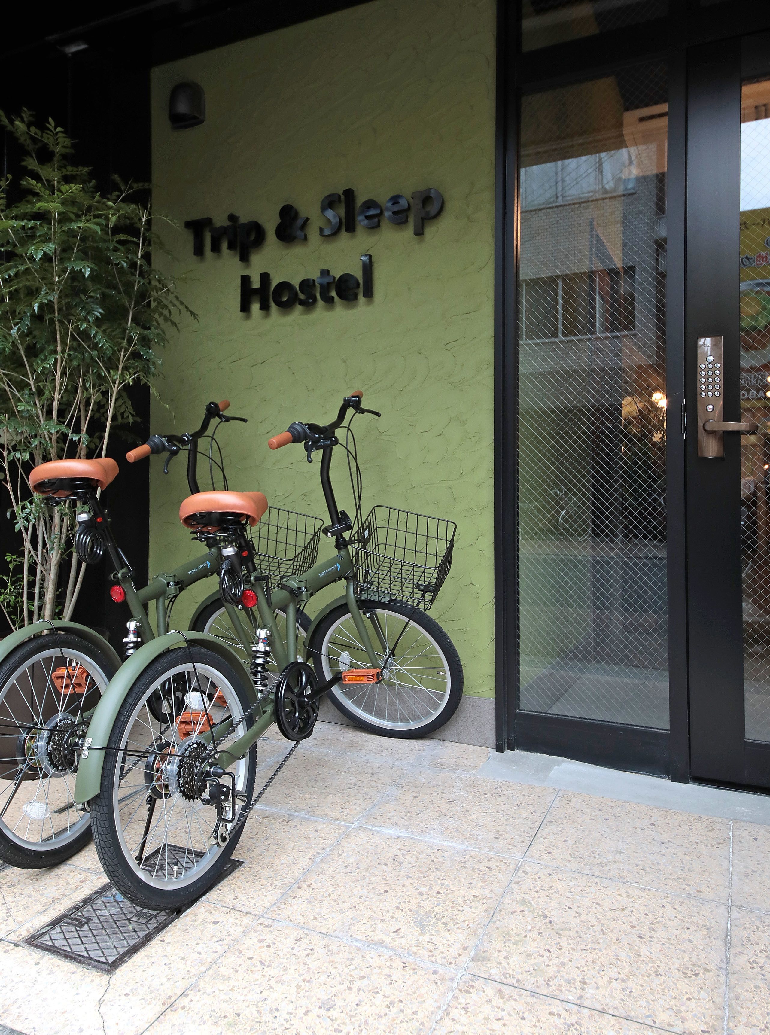 Entrada de un hostal con dos bicicletas estacionadas.