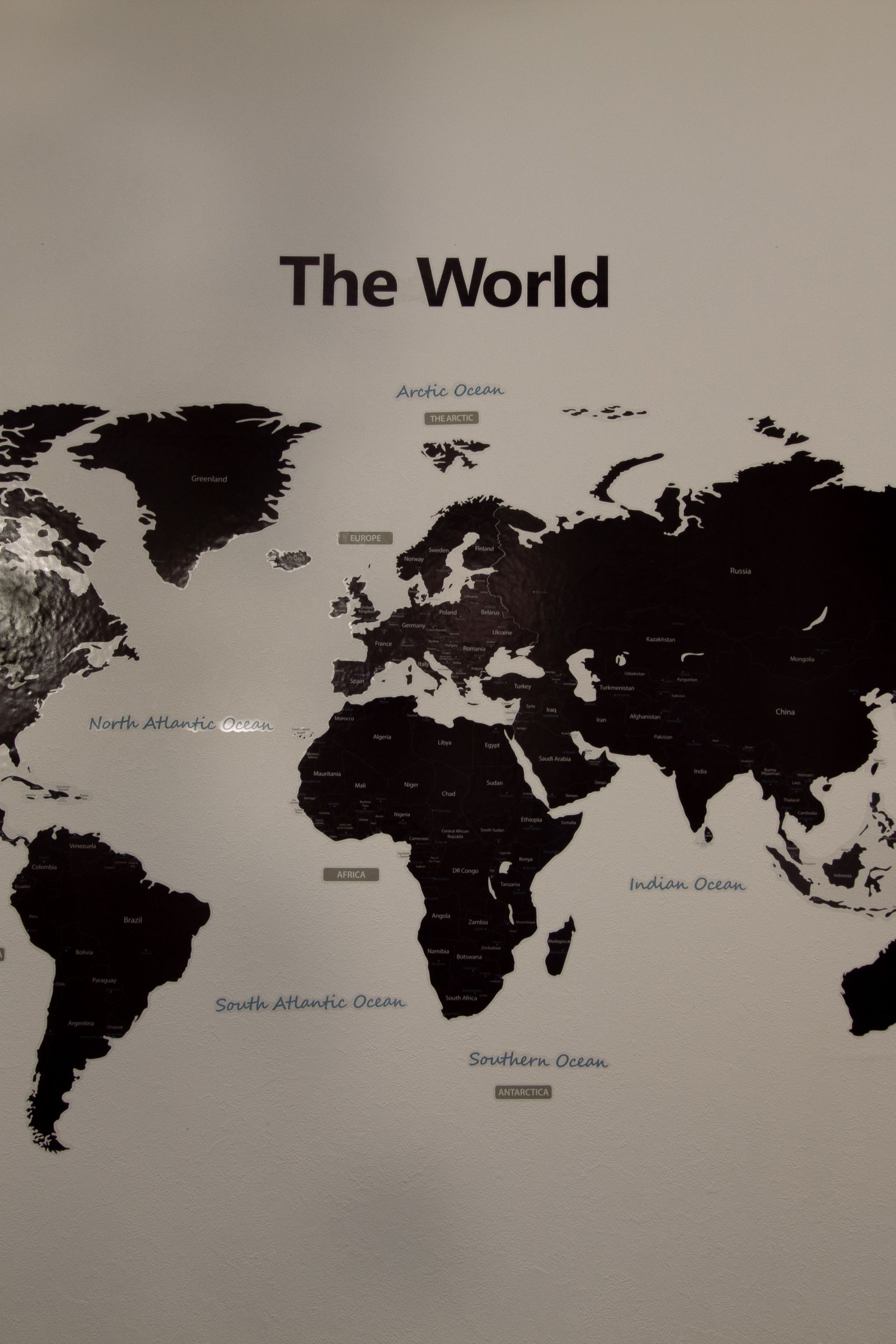 Un mapa mundial que destaca los principales océanos y continentes.