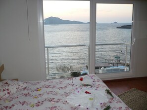 Villa | Desk, iron/ironing board, bed sheets