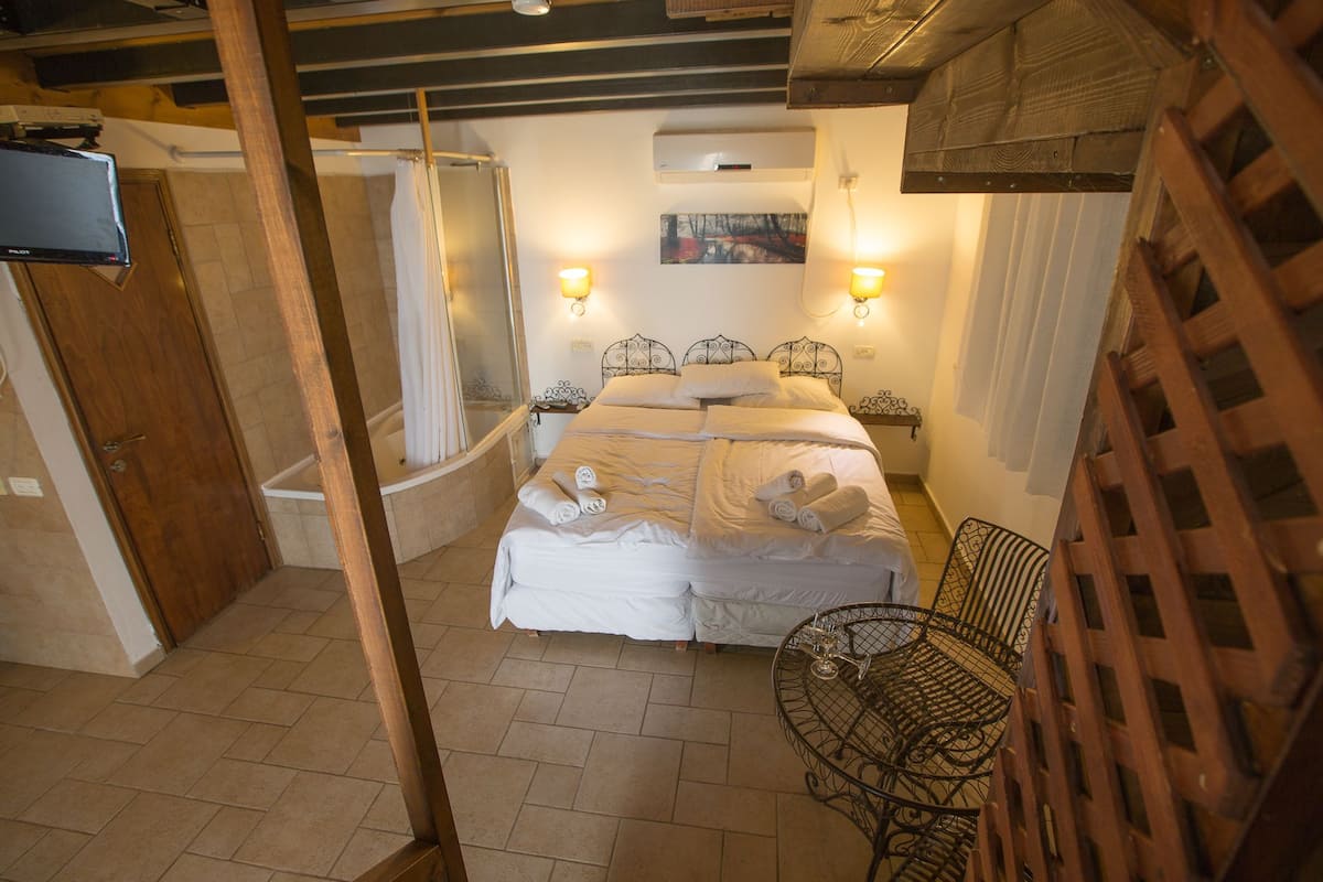 Cribs (surcharge), WiFi (free)