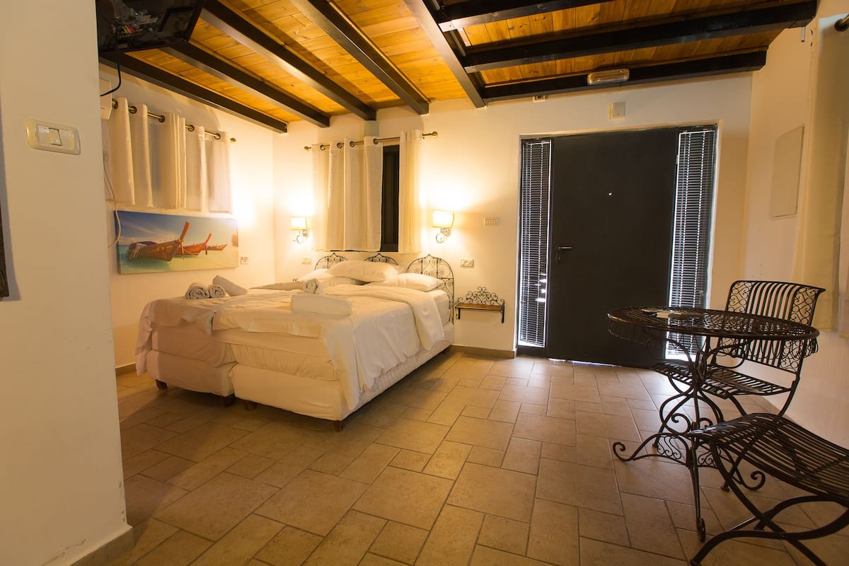Cribs (surcharge), WiFi (free)