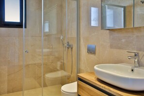 Vila | Kamar mandi | Shower, pengering rambut, kloset, dan handuk