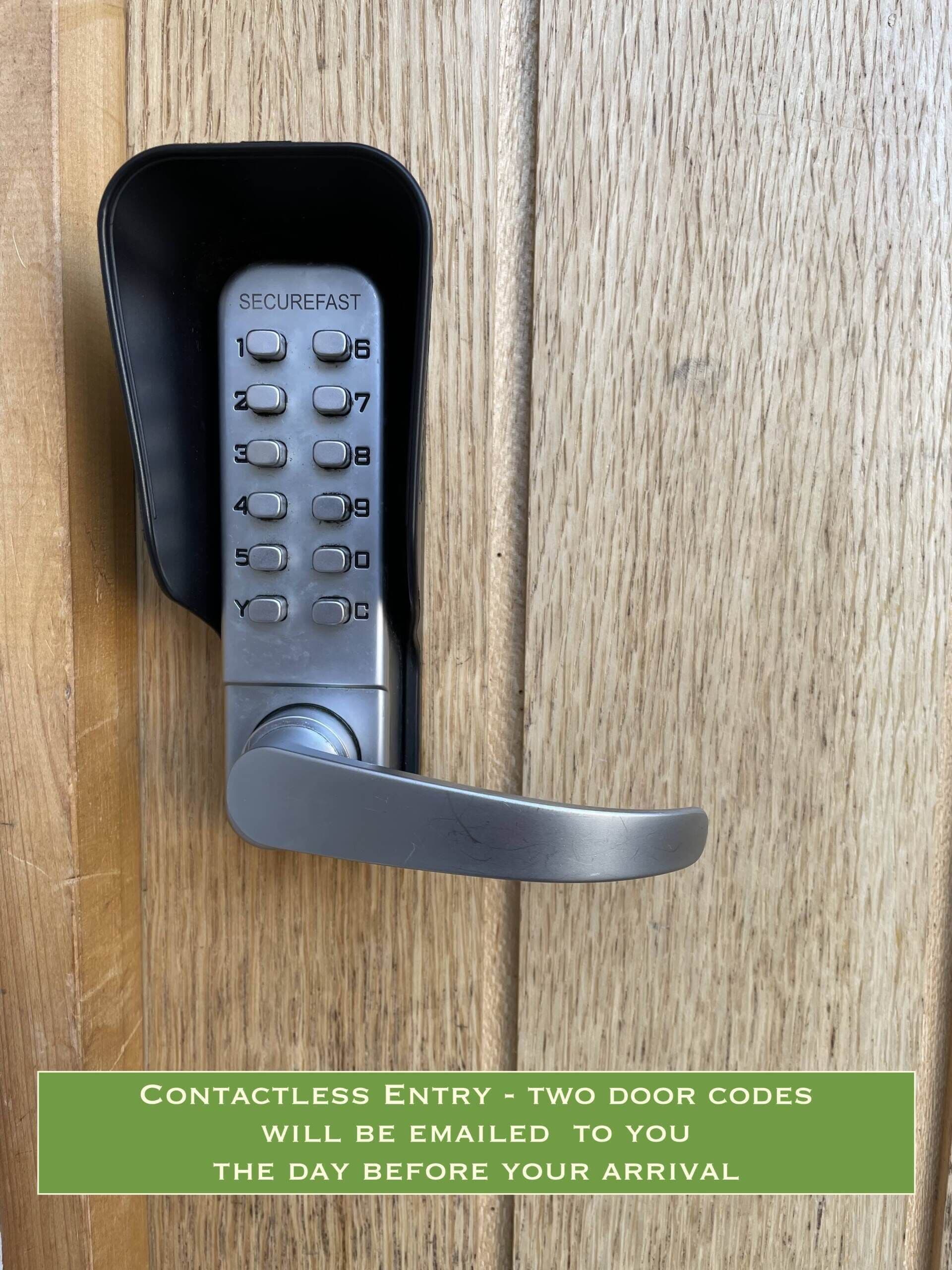 Un teclado de acceso sin contacto en una puerta de madera.